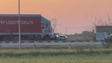 ग्वालियर में भीषण सड़क हादसा: ट्रक ने कार को मारी टक्कर, 1 किमी तक घसीटा