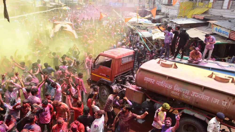 उज्जैन में रंग पंचमी की गेर के दौरान पटाखा फटा, मची अफरातफरी; 5 लोग घायल, बड़ा हादसा टला उज्जैन में रंग पंचमी की गेर के दौरान पटाखा फटा, मची अफरातफरी; 5 लोग घायल, बड़ा हादसा टला