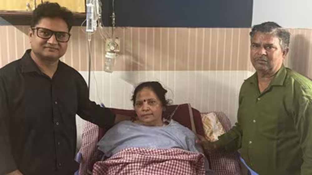 सड़क के गड्ढे ने किया चमत्कार! मृत घोषित महिला की गाड़ी के झटके से लौट आई सांसें सड़क के गड्ढे ने किया चमत्कार! मृत घोषित महिला की गाड़ी के झटके से लौट आई सांसें