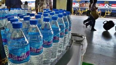 रेलवे स्टेशन पर ठंडे पानी के नाम पर लूट! वेंडर ओवररेट में बेच रहे बोतलें रेलवे स्टेशन पर ठंडे पानी के नाम पर लूट! वेंडर ओवररेट में बेच रहे बोतलें