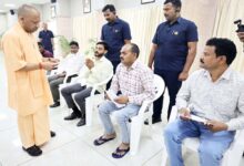 देशसेवा करें निडर होकर, परिवार की जिम्मेदारी हमारी: सीएम योगी का भरोसा