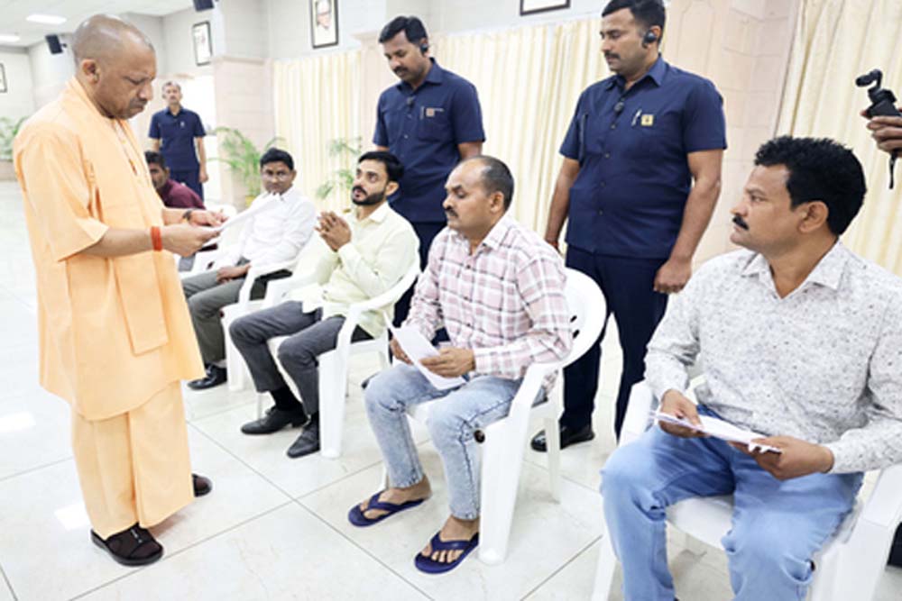 देशसेवा करें निडर होकर, परिवार की जिम्मेदारी हमारी: सीएम योगी का भरोसा देशसेवा करें निडर होकर, परिवार की जिम्मेदारी हमारी: सीएम योगी का भरोसा