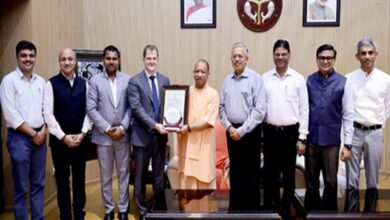 नोएडा इंटरनेशनल एयरपोर्ट को मिला एयरोड्रम लाइसेंस, सीएम योगी को सौंपी गई प्रमाणित प्रति