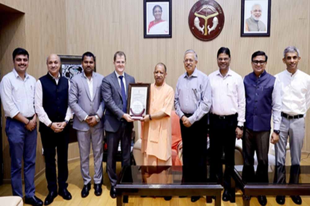 नोएडा इंटरनेशनल एयरपोर्ट को मिला एयरोड्रम लाइसेंस, सीएम योगी को सौंपी गई प्रमाणित प्रति