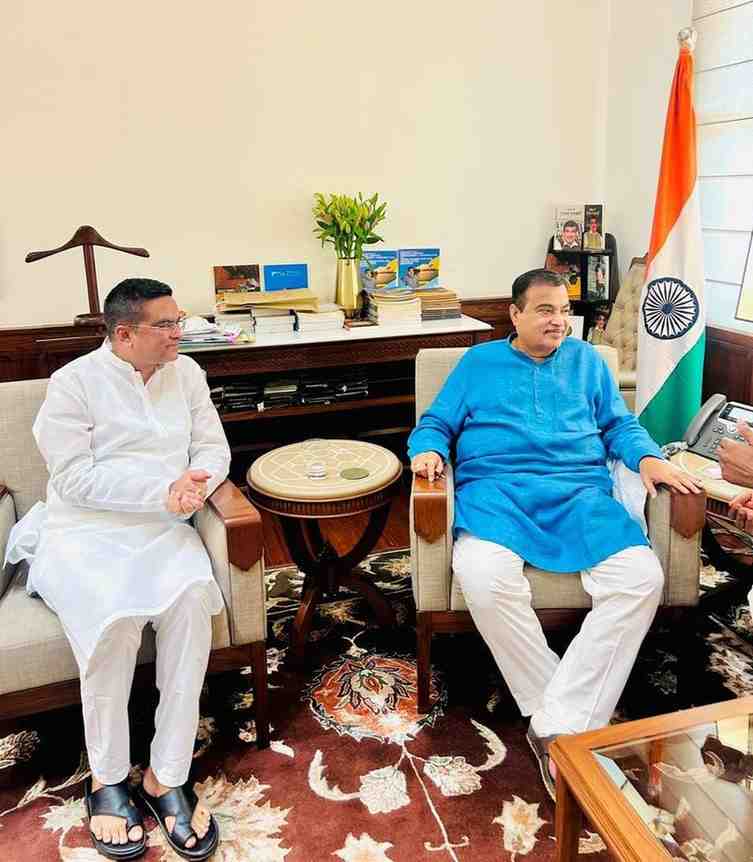 विधायक रिकेश ने केंद्रीय मंत्री नितिन गडकरी से मुलाकात के दौरान, रायपुर-नागपुर हाईवे पर दो नए फ्लाईओवर और कुम्हारी टोल प्लाजा हटाने की रखी मांग