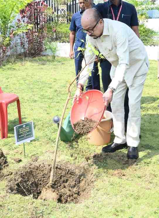 जल संरक्षण के कार्यों को और गति दें,अधिक से अधिक पेड़ लगाकर संरक्षित करें-राज्यपाल डेका