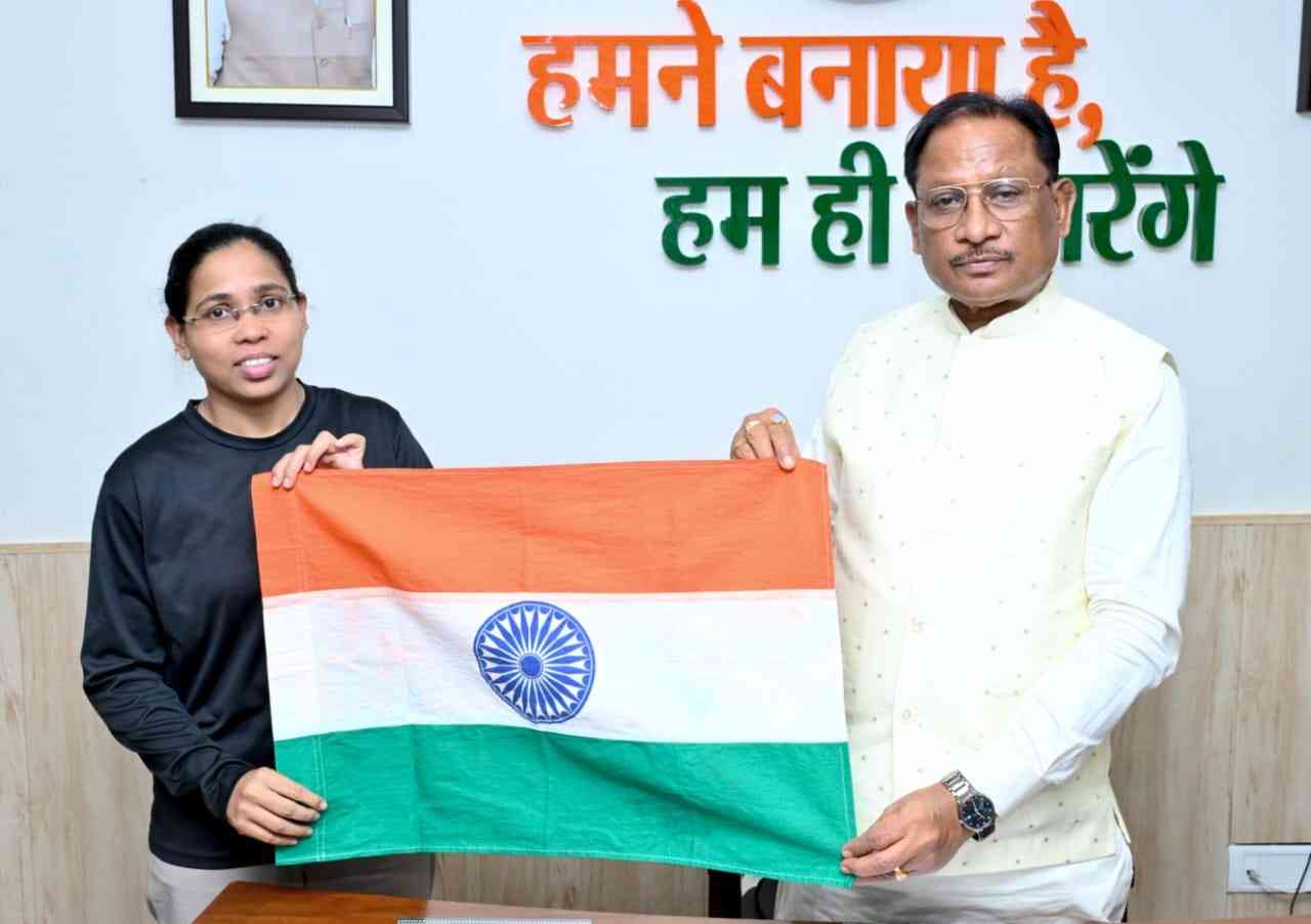 एवरेस्ट पर तिरंगा फहराने निकली छत्तीसगढ़ की बेटी अमिता, मुख्यमंत्री ने दी शुभकामनाएं एवरेस्ट पर तिरंगा फहराने निकली छत्तीसगढ़ की बेटी अमिता, मुख्यमंत्री ने दी शुभकामनाएं