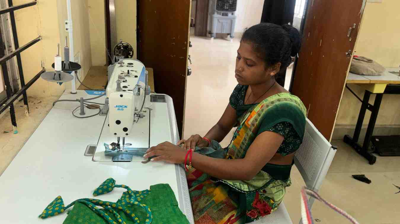 नक्सलवाद का अंधेरा छोड़ शर्मिला ने थामी स्वावलंबन की सुई,दंतेवाड़ा में लिख रही हैं बदलाव की इबारत नक्सलवाद का अंधेरा छोड़ शर्मिला ने थामी स्वावलंबन की सुई,दंतेवाड़ा में लिख रही हैं बदलाव की इबारत