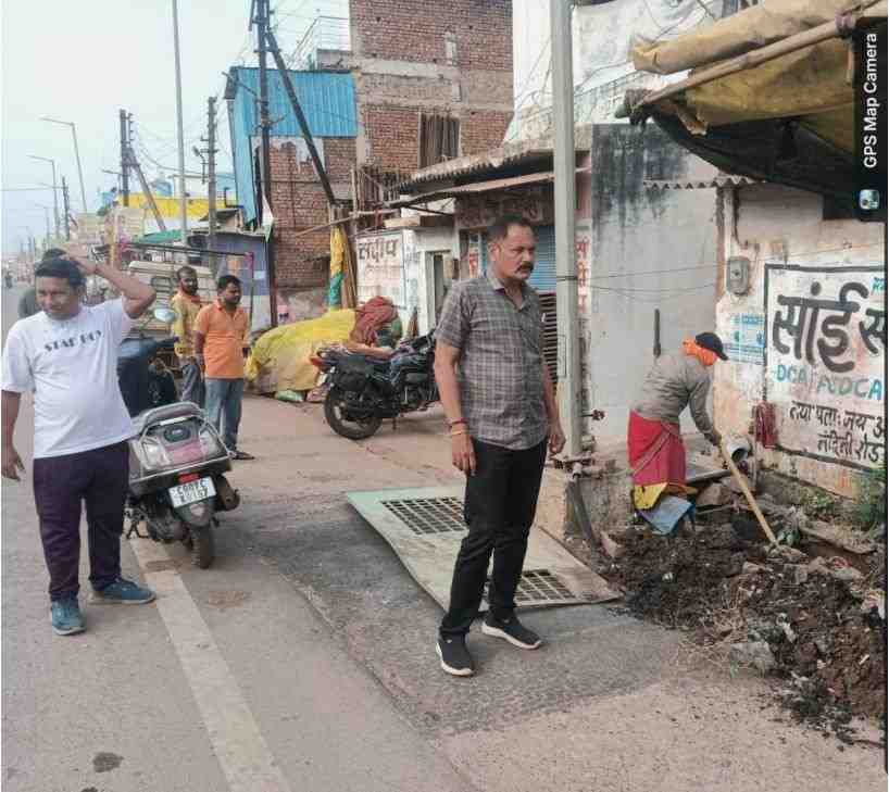 जामुल में विशेष सफाई अभियान का नपा अध्यक्ष ईश्वर सिंह ठाकुर ने छापामार शैली में किया निरीक्षण