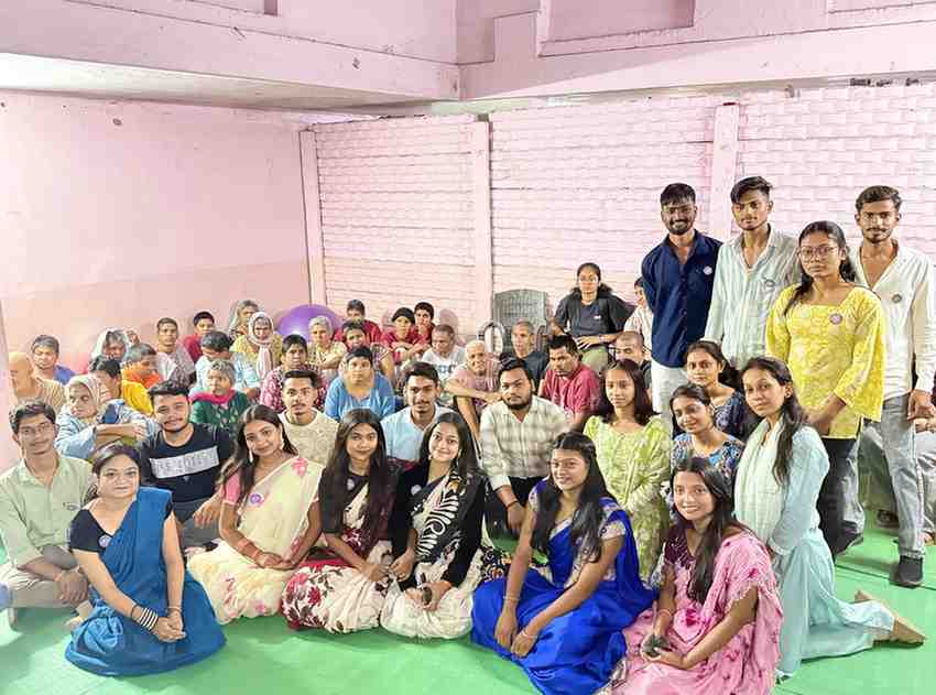 श्री शंकराचार्य प्रोफेशनल यूनिवर्सिटी के शिक्षक एवं विद्यार्थियों ने ‘फील परमार्थम’ में बांटी खुशियां