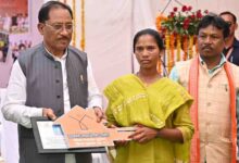 मुख्यमंत्री विष्णु देव साय ने पुनर्वास केंद्र का किया अवलोकन, पुनर्वासितों से किया आत्मीय संवाद