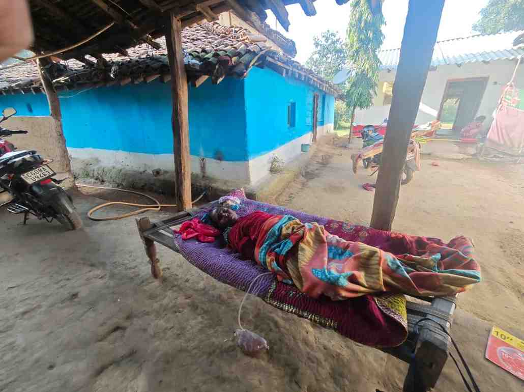 कैंसर पीड़ित महिला को जिला अस्पताल में कराया गया भर्ती, कलेक्टर ने बेहतर उपचार के दिए निर्देश कैंसर पीड़ित महिला को जिला अस्पताल में कराया गया भर्ती, कलेक्टर ने बेहतर उपचार के दिए निर्देश