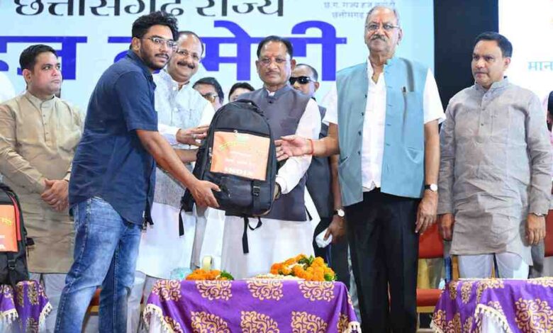 मुख्यमंत्री विष्णु देव साय ने हज यात्रियों को वितरित किया फर्स्ट एड किट: सफल हज यात्रा के लिए शुभकामना देकर यात्रियों का किया स्वागत