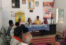 विशेष ग्राम सभा में ग्रामवासियों को जनगणना के सम्बन्ध किया जा रहा है जागरुक