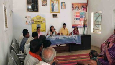 विशेष ग्राम सभा में ग्रामवासियों को जनगणना के सम्बन्ध किया जा रहा है जागरुक