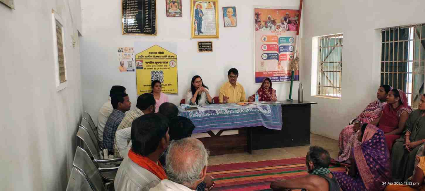 विशेष ग्राम सभा में ग्रामवासियों को जनगणना के सम्बन्ध किया जा रहा है जागरुक