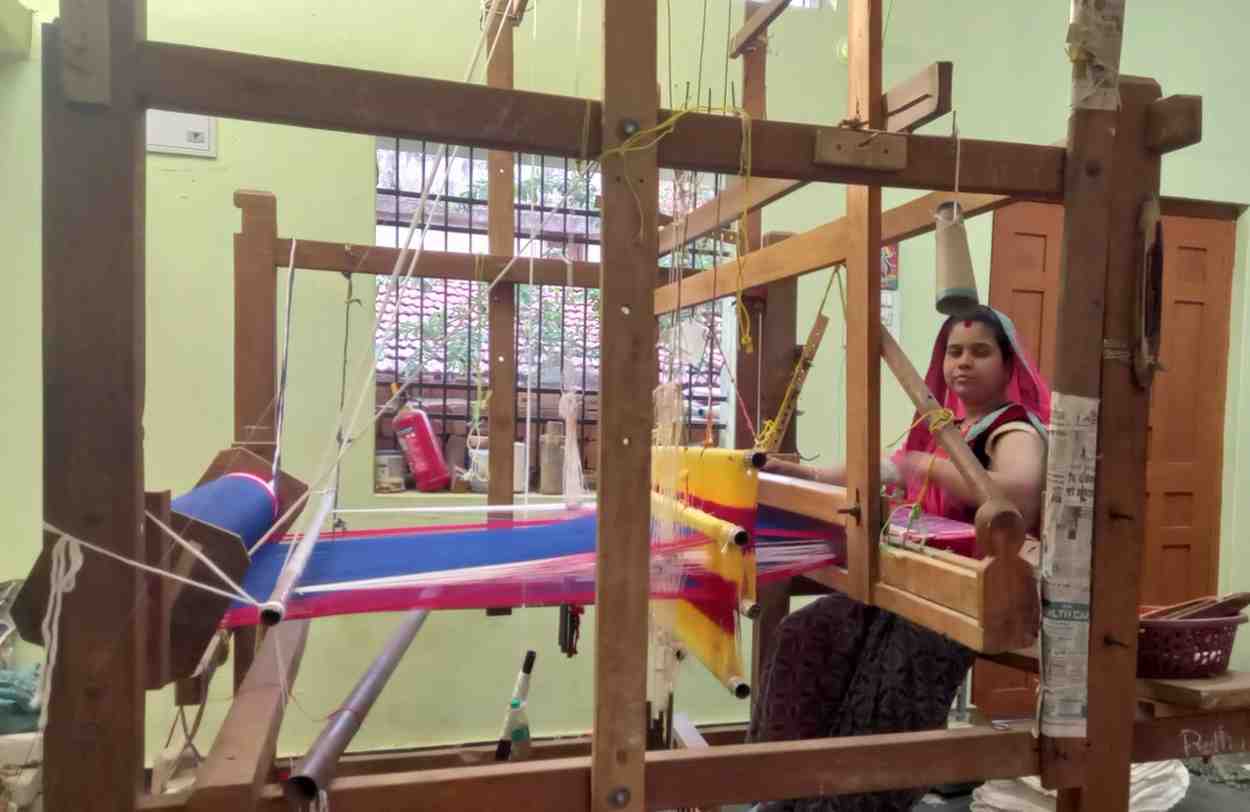 हाथ करघे से कमाई तक- ग्राम नारी की महिलाओं की सफलता का राज हाथ करघे से कमाई तक- ग्राम नारी की महिलाओं की सफलता का राज