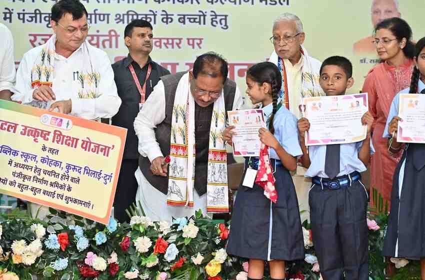हर हाथ को काम, हर श्रमिक को सम्मान: विष्णु देव सरकार की प्रतिबद्धता हर हाथ को काम, हर श्रमिक को सम्मान: विष्णु देव सरकार की प्रतिबद्धता