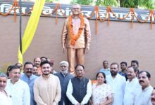 मुख्यमंत्री विष्णु देव साय ने अम्बिकापुर में भटगांव विधानसभा के पूर्व विधायक पंडित रविशंकर त्रिपाठी की प्रतिमा का किया अनावरण