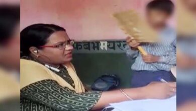 कान में ईयरफोन और हाथ में मोबाइल, मासूम छात्र से मैडम बोलीं- पंखा करो; वीडियो हुआ वायरल