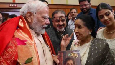 आशा भोसले के निधन की खबरों पर देशभर में शोक, राजनीतिक हस्तियों ने दी श्रद्धांजलि