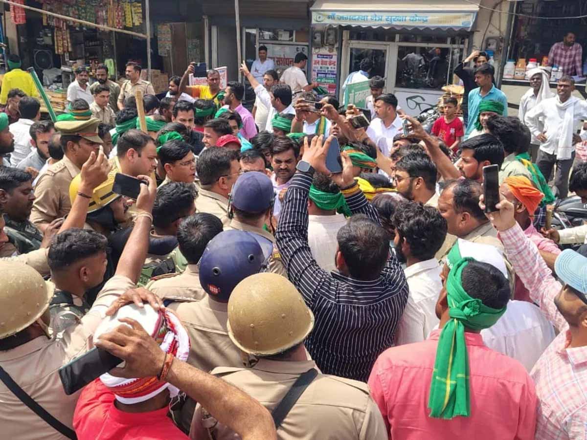 पूर्व मंत्री के बयान पर भड़के किसान, कई जिलों में बवाल और पुलिस से झड़प पूर्व मंत्री के बयान पर भड़के किसान, कई जिलों में बवाल और पुलिस से झड़प
