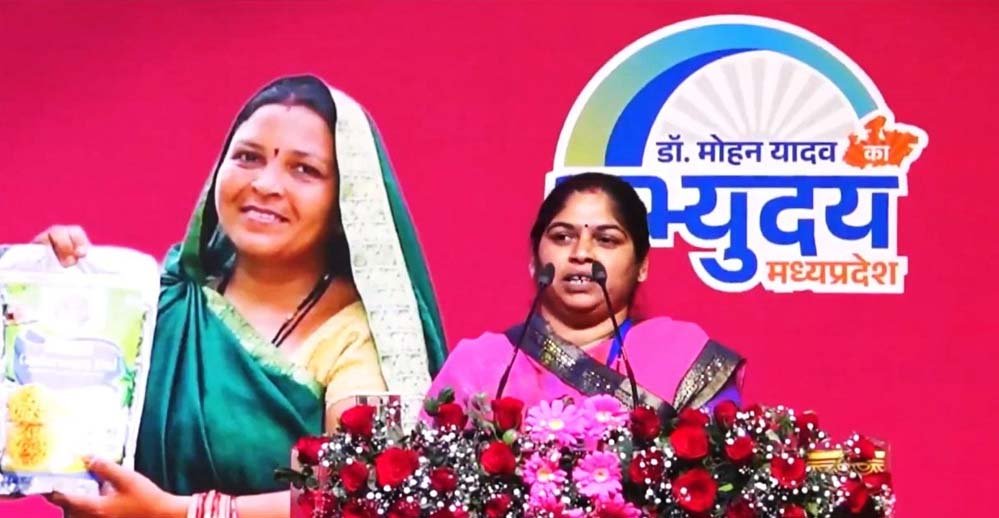 नारी शक्ति वंदन-हौसलों की उड़ान: हवाई जहाज़ से उड़ान भरने वाली गांव की पहली बहू मीनाक्षी नारी शक्ति वंदन-हौसलों की उड़ान: हवाई जहाज़ से उड़ान भरने वाली गांव की पहली बहू मीनाक्षी