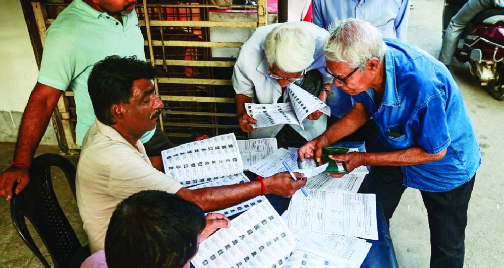 SIR वोटर लिस्ट अपडेट: 12 राज्यों में 6.08 करोड़ नाम हटे, यूपी और बंगाल में सबसे बड़ा बदलाव SIR वोटर लिस्ट अपडेट: 12 राज्यों में 6.08 करोड़ नाम हटे, यूपी और बंगाल में सबसे बड़ा बदलाव