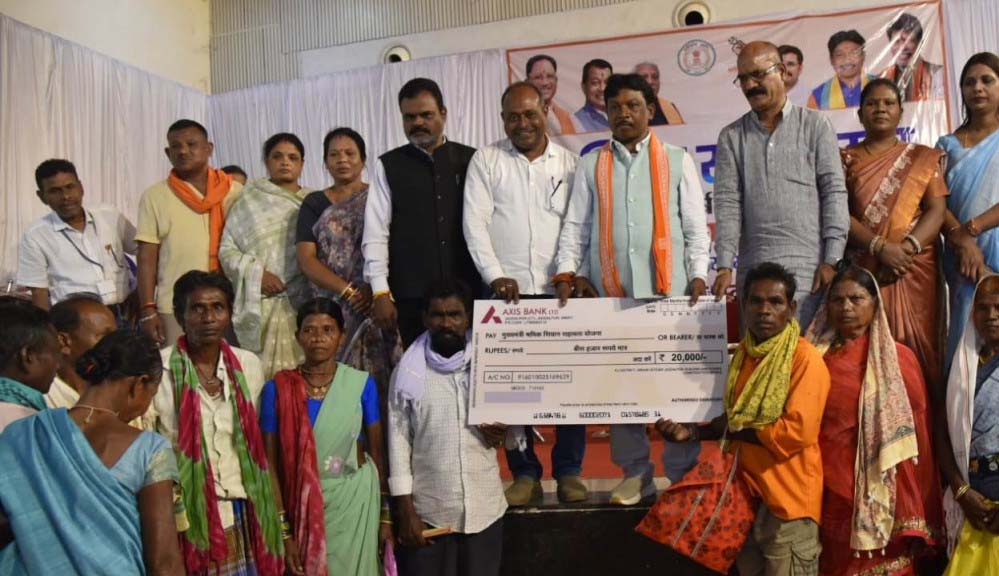 रायपुर : विकास की नींव रखने वाले हाथों का सम्मान, श्रमिक सम्मेलन में योजनाओं की सौगात से खिले श्रमिकों के चेहरे रायपुर : विकास की नींव रखने वाले हाथों का सम्मान, श्रमिक सम्मेलन में योजनाओं की सौगात से खिले श्रमिकों के चेहरे