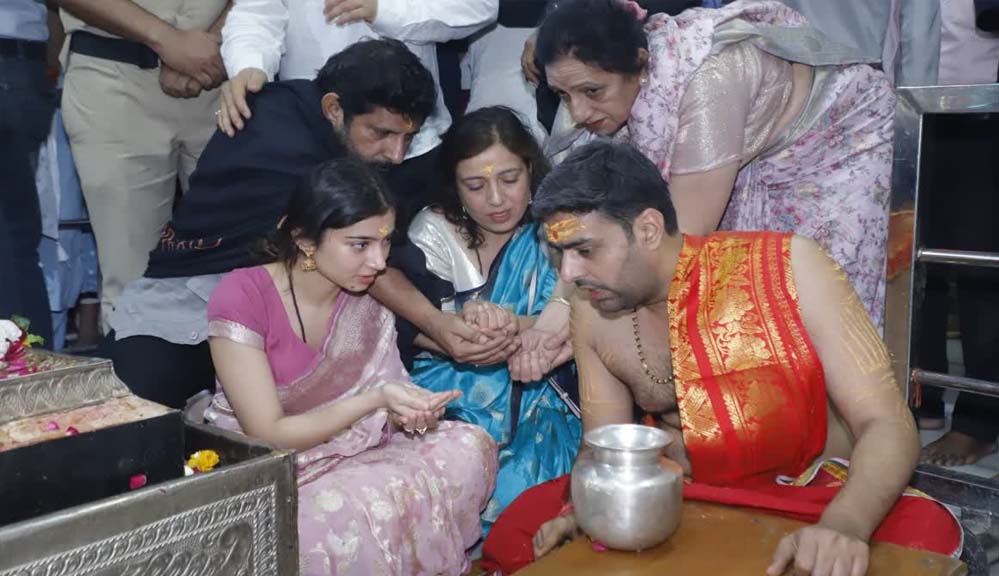 1700 करोड़ के पार ‘धुरंधर’, महाकाल के दर पहुंचे सारा-अर्जुन, टेका माथा 1700 करोड़ के पार ‘धुरंधर’, महाकाल के दर पहुंचे सारा-अर्जुन, टेका माथा