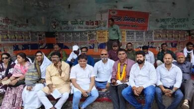 धनबाद में अभिभावकों का धरना, निजी स्कूलों की फीस वसूली पर उठे सवाल