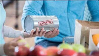 दिल्ली के कपासहेड़ा में एक्सपायर्ड सामान का बड़ा रैकेट पकड़ा गया