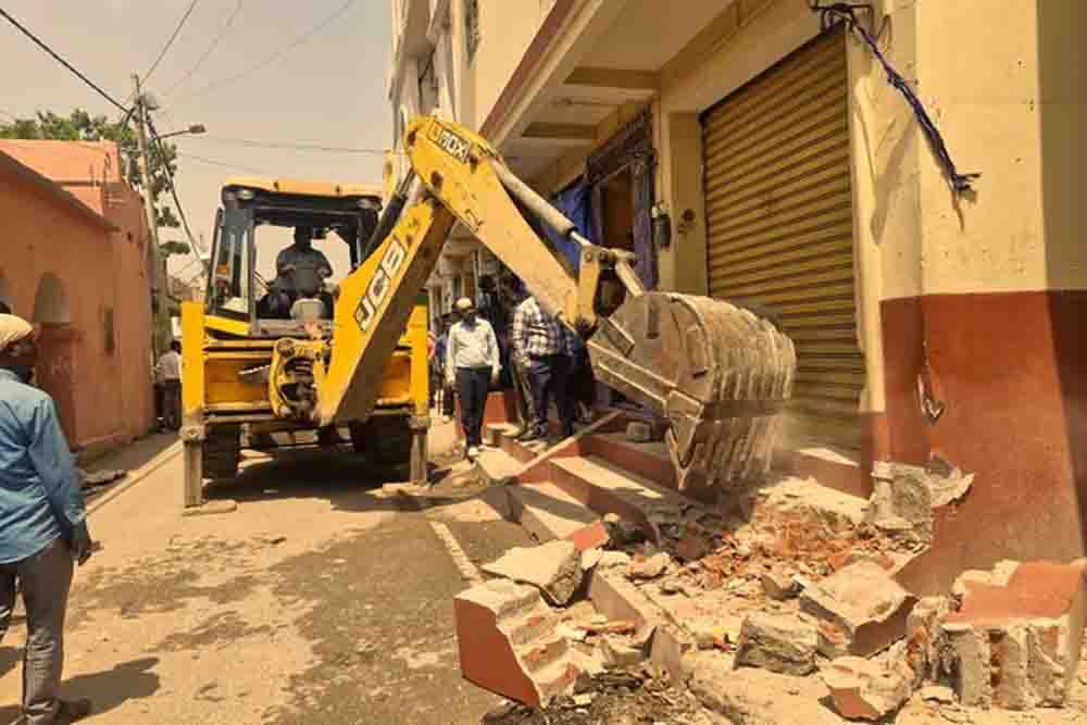 मघड़ा मंदिर हादसे के बाद एक्शन में प्रशासन, 8 मौतों के बाद मंदिर परिसर में चला बुलडोजर मघड़ा मंदिर हादसे के बाद एक्शन में प्रशासन, 8 मौतों के बाद मंदिर परिसर में चला बुलडोजर