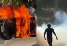 नोएडा में कर्मचारियों का उग्र प्रदर्शन, पुलिस और अन्य वाहनों में तोड़फोड़