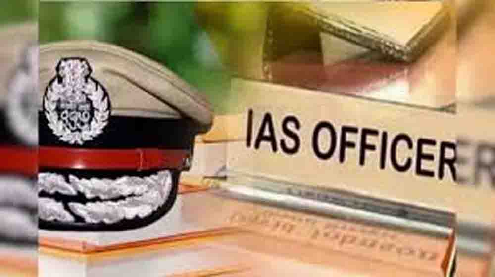 यूपी में बड़ी प्रशासनिक सर्जर,12 IPS और 5 IAS अधिकारियों का तबादला, महकमे में मचा हड़कंप