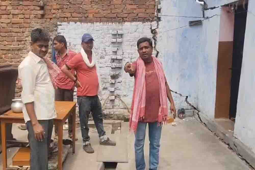 झरिया, चौथाई कुलहि में जमीन धंसने से एक दर्जन से ज्यादा घरों में आईं दरारें और दहशत झरिया, चौथाई कुलहि में जमीन धंसने से एक दर्जन से ज्यादा घरों में आईं दरारें और दहशत