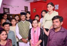 नरेला की बेटी हिमांशी ने रचा इतिहास, मंत्री सारंग ने घर पहुंचकर बढ़ाया हौसला : लैपटॉप देने का किया वादा