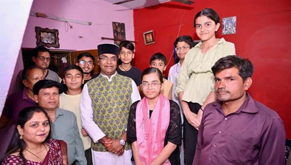 नरेला की बेटी हिमांशी ने रचा इतिहास, मंत्री सारंग ने घर पहुंचकर बढ़ाया हौसला : लैपटॉप देने का किया वादा नरेला की बेटी हिमांशी ने रचा इतिहास, मंत्री सारंग ने घर पहुंचकर बढ़ाया हौसला : लैपटॉप देने का किया वादा