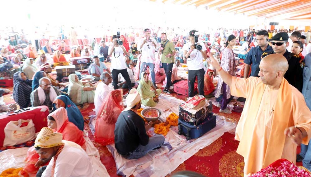 योगी सरकार की पहल से 187 जोड़ों का हुआ सामूहिक विवाह, ‘कन्या विवाह सहायता योजना’ से श्रमिक परिवारों को मिला संबल योगी सरकार की पहल से 187 जोड़ों का हुआ सामूहिक विवाह, ‘कन्या विवाह सहायता योजना’ से श्रमिक परिवारों को मिला संबल