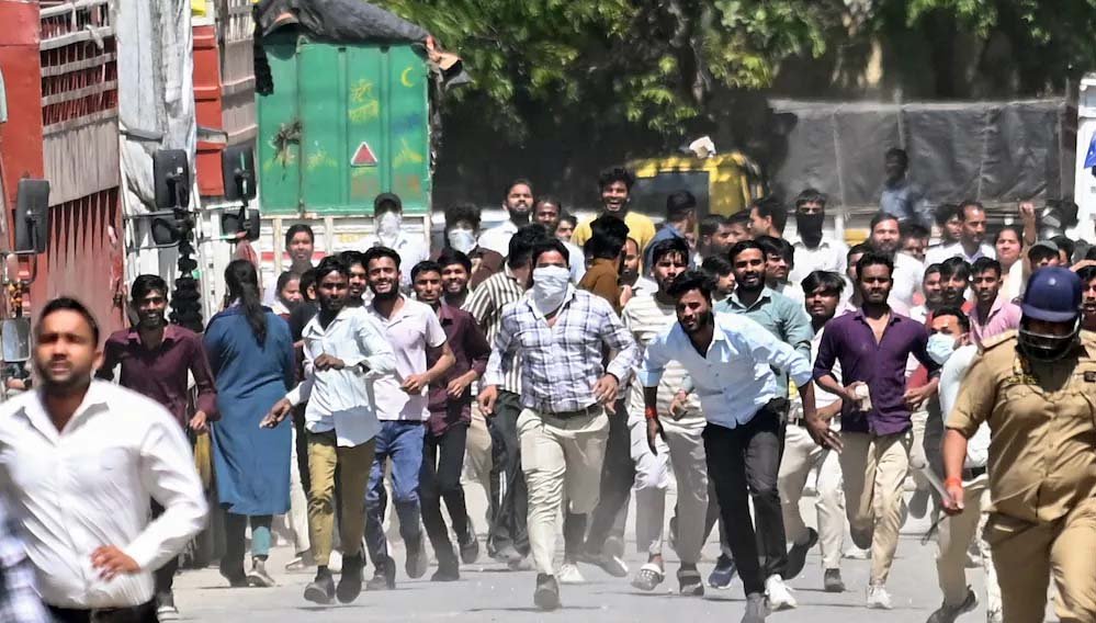 नोएडा प्रोटेस्ट में थे कई ‘उपद्रवी’, कर्मचारी नहीं, अब पब्लिक में लगेंगे पोस्टर नोएडा प्रोटेस्ट में थे कई ‘उपद्रवी’, कर्मचारी नहीं, अब पब्लिक में लगेंगे पोस्टर