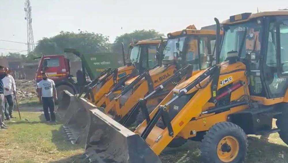 संभल में बुलडोजर एक्शन: सरकारी जमीन पर बने इमामबाड़ा और ईदगाह को किया जमींदोज संभल में बुलडोजर एक्शन: सरकारी जमीन पर बने इमामबाड़ा और ईदगाह को किया जमींदोज
