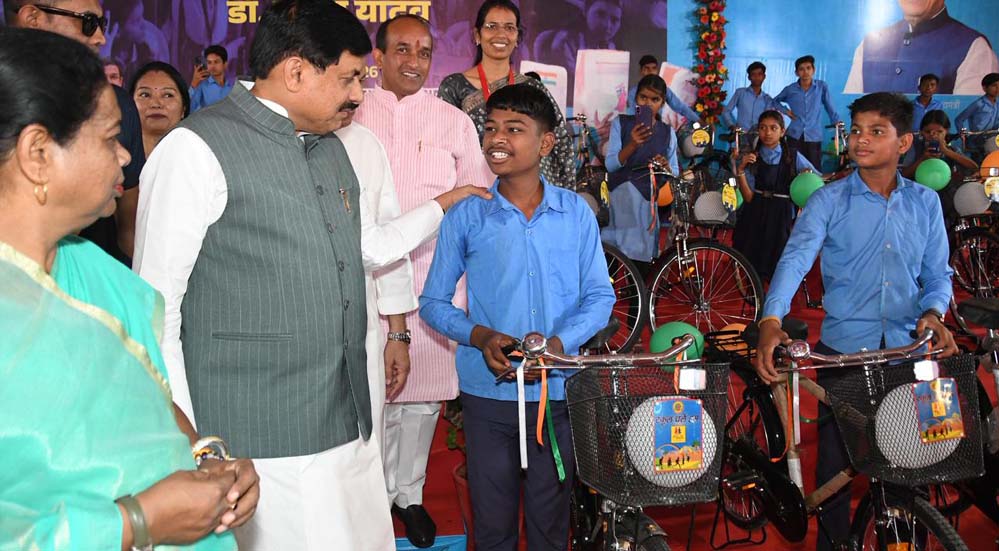 मुख्यमंत्री डॉ. मोहन यादव ने बच्चों पर की पुष्प वर्षा, हजारों बच्चों ने प्रदेश के स्कूलों में लिया प्रवेश