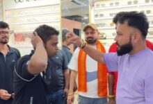 भोपाल-छिंदवाड़ा में लेंसकार्ट शोरूम पर बजरंग दल का प्रदर्शन, कर्मचारियों को तिलक और कलाई पर कलावा बांधा