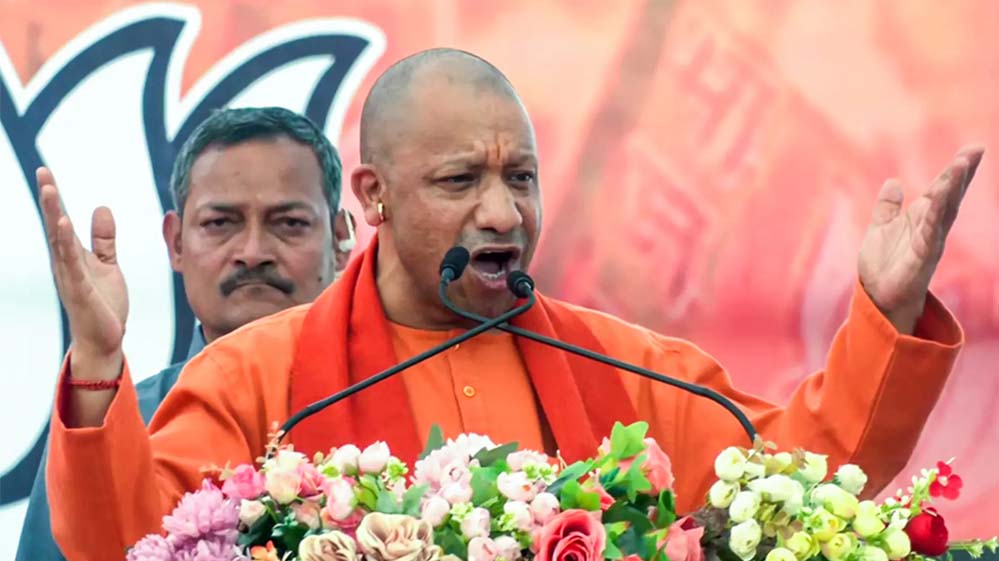 गारबेटा में भी योगी-योगी, सड़कों-छतों पर खड़े होकर हजारों लोगों ने किया बुलडोजर बाबा का दीदार