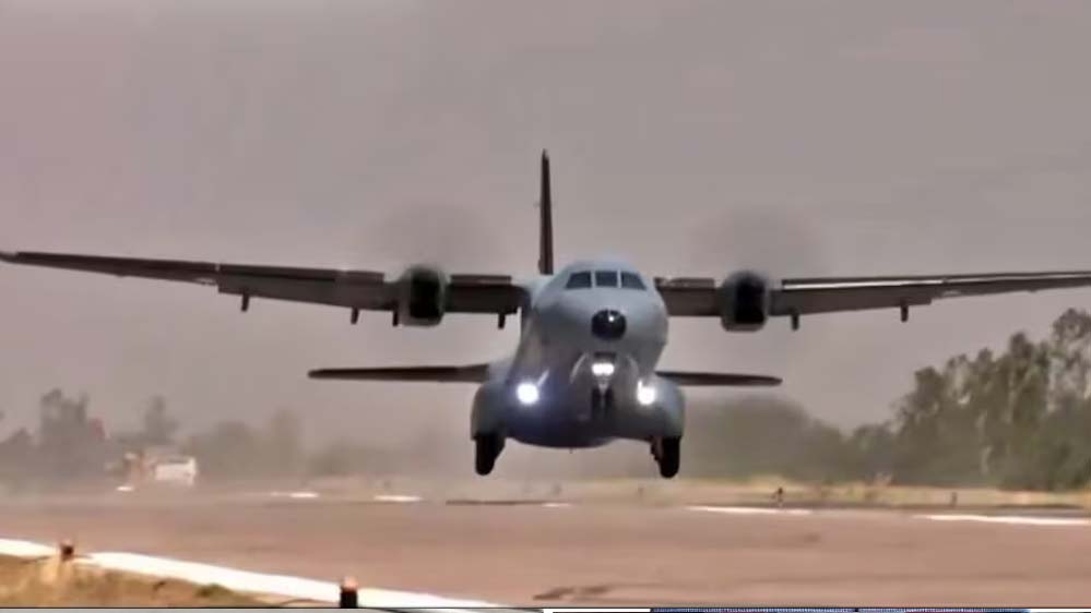 पूर्वांचल एक्सप्रेस-वे पर IAF का दमखम, सुखोई और मिराज की गर्जना से कांपा आसमान पूर्वांचल एक्सप्रेस-वे पर IAF का दमखम, सुखोई और मिराज की गर्जना से कांपा आसमान