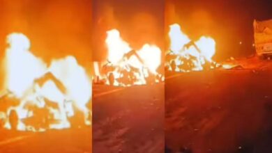 मिर्जापुर में ट्रक के ब्रेक फेल, बोलेरो को मारी टक्कर, 9 लोग जिंदा जलकर मरे मिर्जापुर में ट्रक के ब्रेक फेल, बोलेरो को मारी टक्कर, 9 लोग जिंदा जलकर मरे