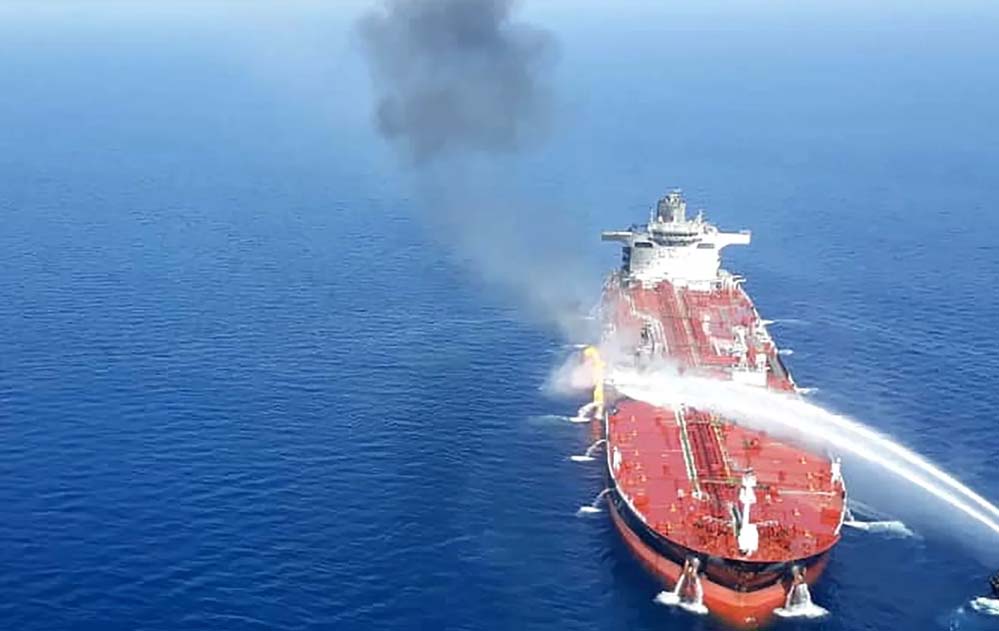 भारत के करीब ईरानी टैंकर पर अमेरिका का हमला, हिंद महासागर में 3 जहाजों की घेराबंदी