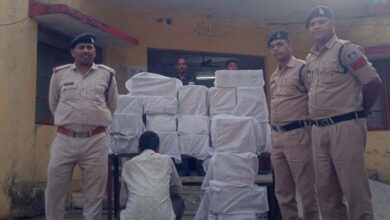 बिना नंबर की बोलेरो में 19 पेटी अंग्रेजी शराब जब्त, सनेह उर्फ शनि सिंह गिरफ्तार—एक आरोपी फरार