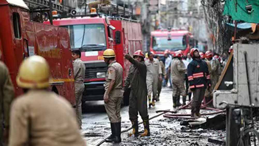 दिल्ली में दो अलग-अलग जगह भीषण आग, कई मकान और 100 से अधिक झुग्गियां जलीं
