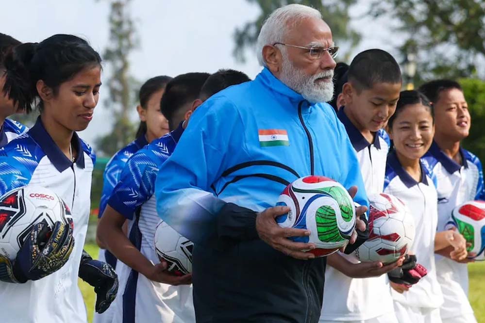 पीएम मोदी ने फुटबॉल मैच में गोल के बाद खिलाड़ियों के साथ मनाया जश्न, देखिए तस्वीरें